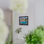 Sunny With Patio, By Timecooler Appartement