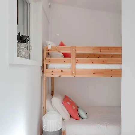 Sunny With Patio, By Timecooler Apartment Lissabon