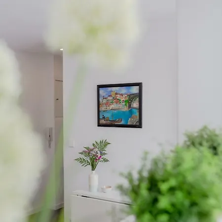 Sunny With Patio, By Timecooler Apartament